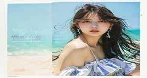 三上悠亞夏日寫真集《夏の記憶》封面，海邊清新場景，三上悠亞穿著輕盈夏裝，陽光燦爛充滿活力